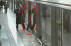 女子用腳卡門攔地鐵被拘