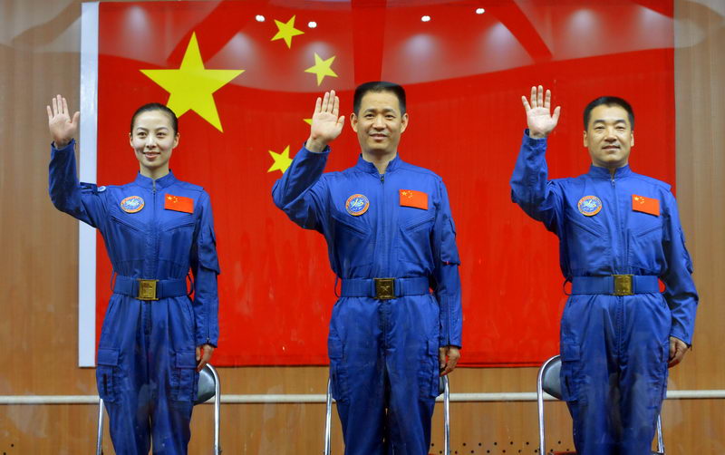 6月10日下午，中国酒泉卫星发射中心问天阁，执行天宫一号与神舟十号载人飞行任务的航天员飞行乘组与记者见面。（ 雷声摄）　