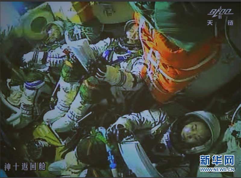  6月26日7时许，北京航天飞行控制中心大屏幕显示，神舟十号航天员做好返回准备。新华社记者 王永卓 摄