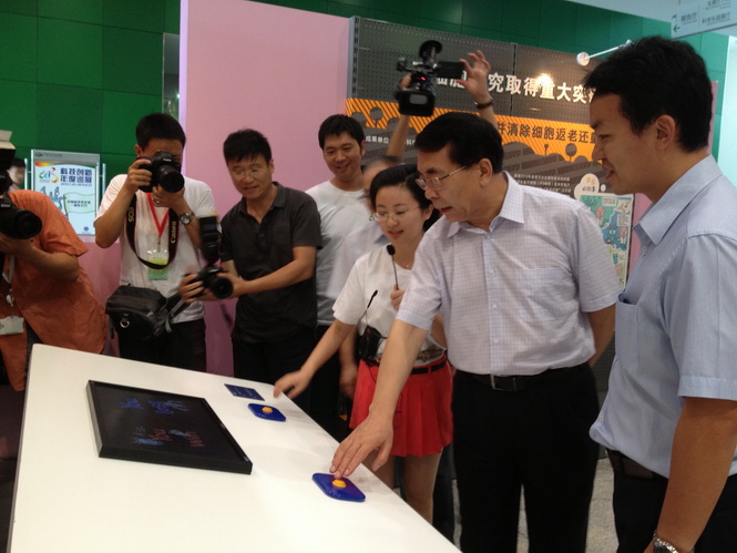 7月23日，“中国科学院科技创新年度巡展2013”在中国科学技术馆开幕。图为中国科学院院长、党组书记白春礼等领导体验互动巡展。