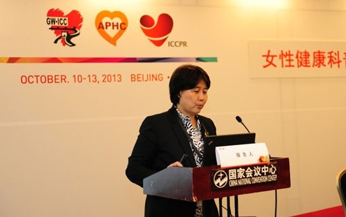 2013年10月11日，“女性健康科普論壇”在京舉行。圖為來自北京醫院的大內科主任何青在作題為《50歲以后女性的心血管健康管理》的報告。