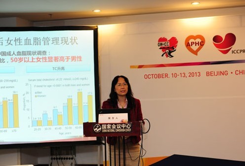 2013年10月11日，“女性健康科普論壇”在京舉行。圖為論壇執行主席中國醫師協會心血管內科分會副會長兼總干事、長城國際心臟病學會議組委會主席、北京大學第一醫院老年內科主任劉梅林教授作報告。