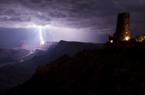 美攝影師冒險抓拍閃電突襲大峽谷