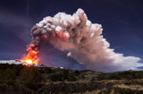 歐洲最活躍火山噴出數百米熾熱岩漿
