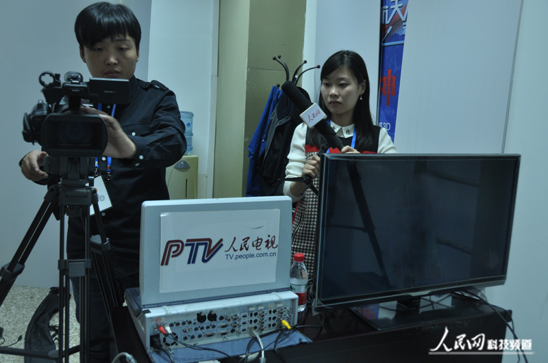 组图：人民网记者抵达北京飞控中心积极准备发射报道【3】