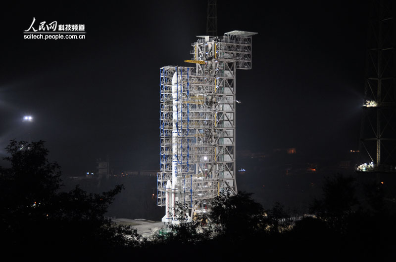 2013年12月2日凌晨零时许，西昌卫星发射中心里，装载嫦娥三号探测器的长三乙火箭已箭在弦上。人民网记者 赵竹青摄