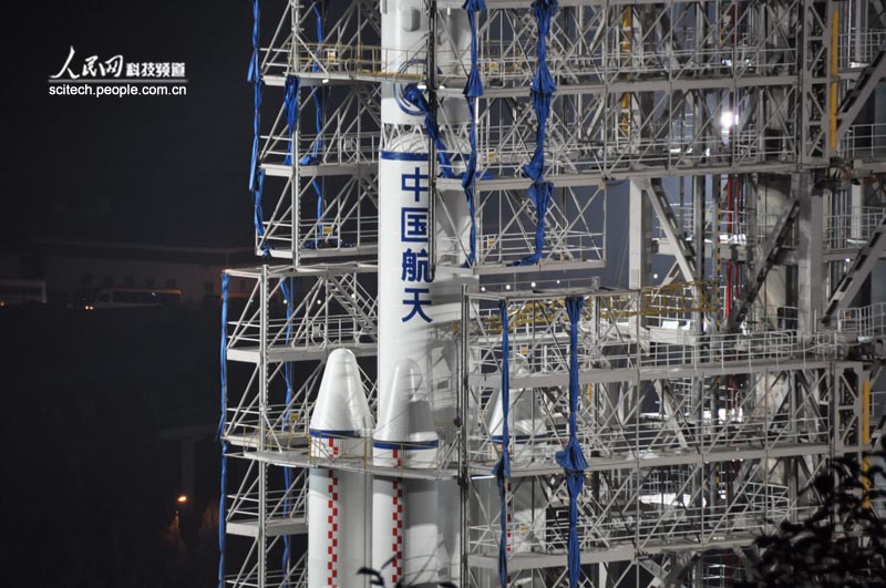 2013年12月2日凌晨零时许，西昌卫星发射中心里，装载嫦娥三号探测器的长三乙火箭已箭在弦上。人民网记者 赵竹青摄