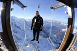 阿尔卑斯山顶建惊悚玻璃观景台