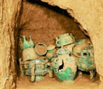 西周墓地出土大量青銅器