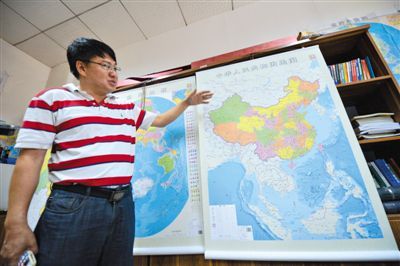 湖南地图出版社总编辑雷宜逊展示竖版《中华人民共和国地图》新华社记者 白禹 摄