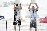 两男子南极体验“冰桶挑战”
