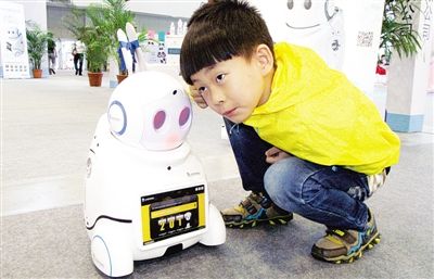 家用智能机器人亮相南京