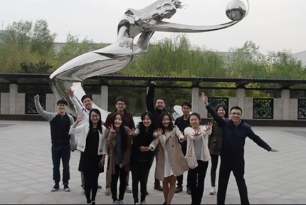 人民网独家视频采访：航天人说航天日2016年4月22日，中国首个航天日到来千禧，人民网记者走进中国航天科技集团一院、五院，听听年轻人心目中的“航天日”。【详细】