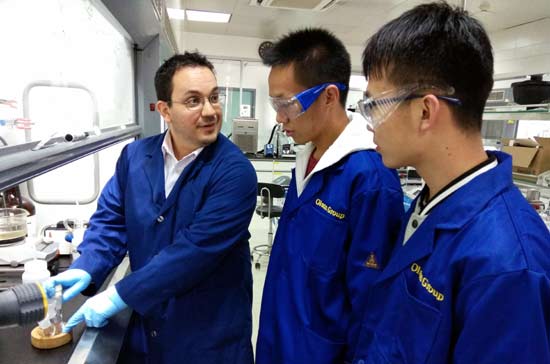 弗雷泽教授的弟子马克·奥森正在指导学生做实验（贺迎春摄）