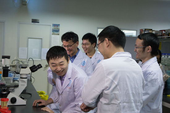 陈捷凯与团队其他人在实验室（左一）
