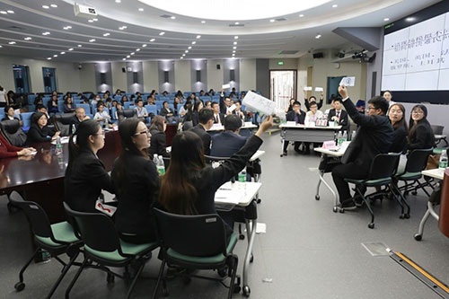 5月6日，首届全国高校联合国知识竞赛在北京第二外国语学院举行。图为决赛现场“联合国大会”情景模拟环节。
