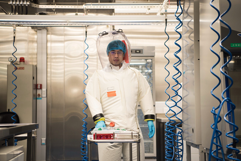 科研人员在P4实验室进行演练   拍摄者：肖宇宙