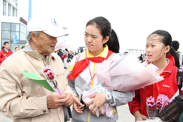 和平里第四小学学生偶遇曾7出征南极的79岁的平爷爷，向他献花并致敬（晓晓 摄）