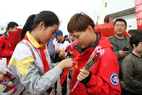 和平里第四小学学生向科考队员献上红领巾（晓晓 摄）
