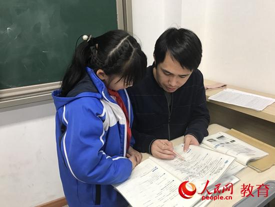 荷花中学李佳老师为学生们辅导数学 卢洁懿/摄