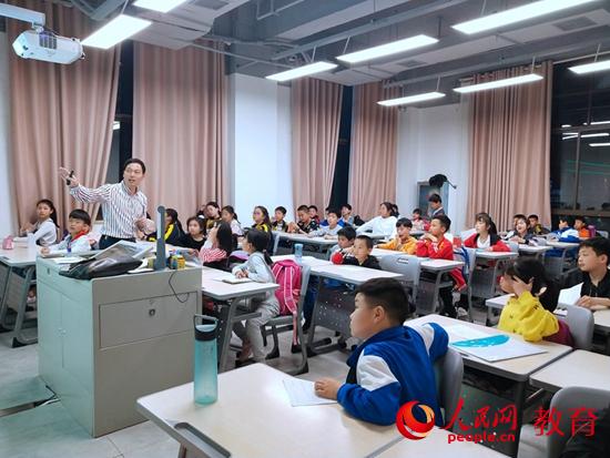 谢光友老师在“7点钟精品课堂”讲解古诗文，培养孩子们的阅读兴趣 卢洁懿/摄