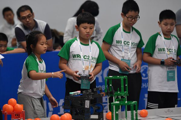 青少年机器人设计大赛：小选手专心投入比赛