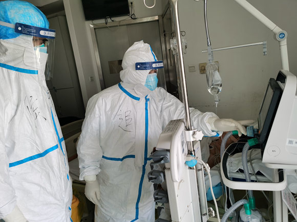 援金银潭医院一线重症专家余追：要坚强！不要恐慌