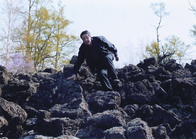 图:2001年张继民穿越内蒙古达尔滨湖火山石瀑