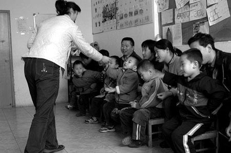 自閉症兒童在父母陪伴下接受培訓