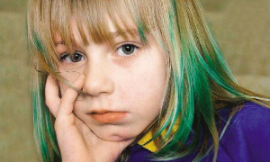 <em>泳池</em>中游泳 英7岁<em>女孩</em>一头金发竟变绿发--科技