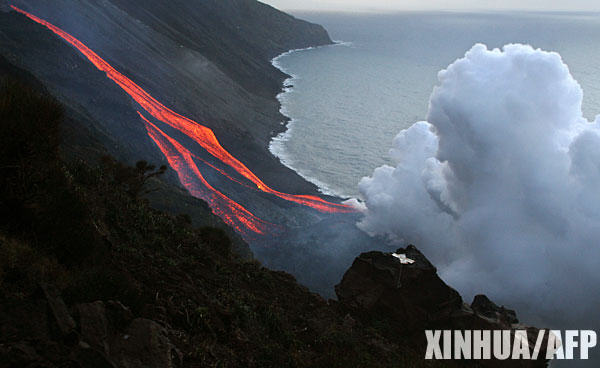 意斯特一火山喷发 岩浆入海景象壮观 (4)