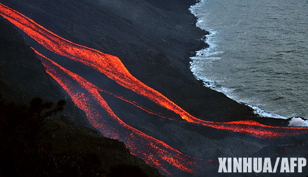 意斯特一火山喷发 岩浆入海景象壮观