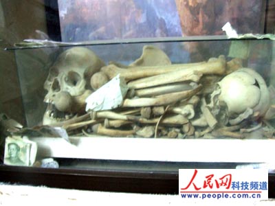 小悬棺里的尸骨保存完整  人民网记者 常薇摄