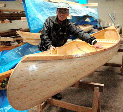 日本老汉用废弃一次性筷子造出一艘独木舟