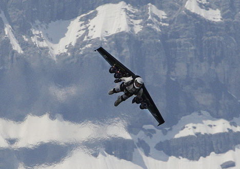 瑞士火箭人飞越阿尔卑斯山