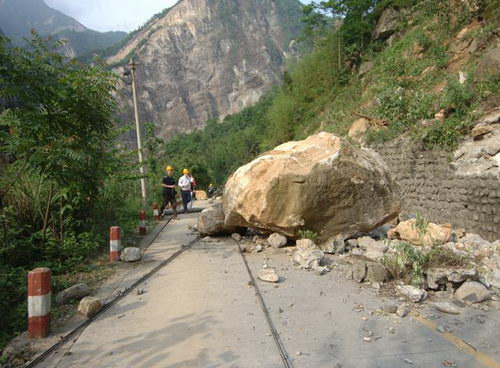 组图:各种地震次生灾害+落石