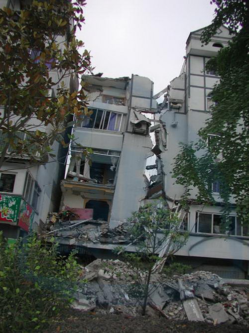 震害图片:几种典型建筑结构的损坏情况 底框结