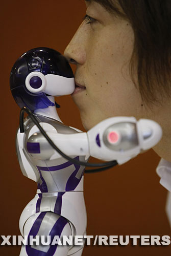 日本推出女机器人 会跳舞与人亲吻 (2)--科技