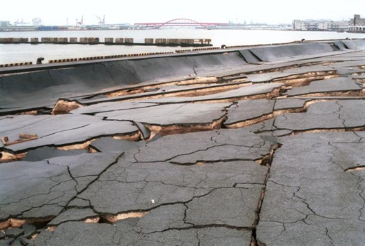 地震造成的地面变形和建筑物破坏