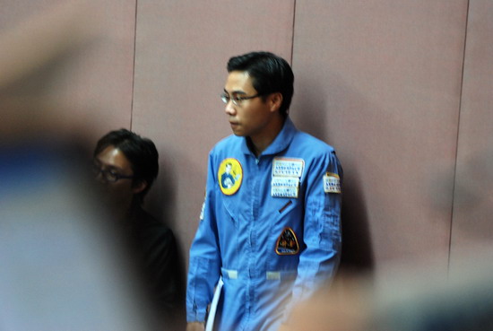 记者方东升身着香港