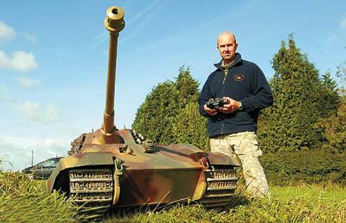 英国推出巨型遥控玩具坦克 重二百五十公斤