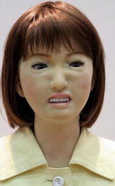 论坛:日本推出机器人女秘书 可模仿人类行为