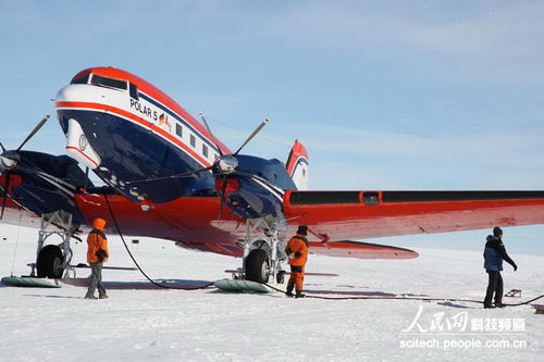 南极:飞机只飞三个月 只能看天色行事 (2)