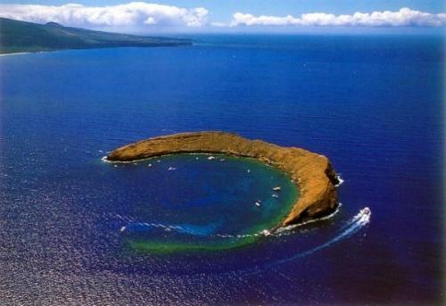 全球十大海底火山:喷发造就美丽新月岛屿