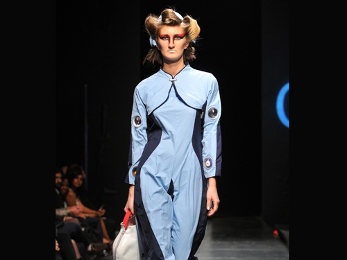 美国展出未来太空服:设计时尚专供太空游客