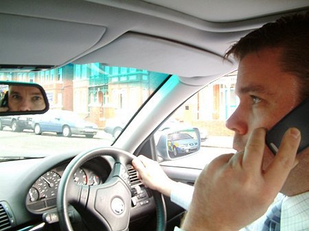 美研究发现:开车打电话危害堪比酒后驾驶
