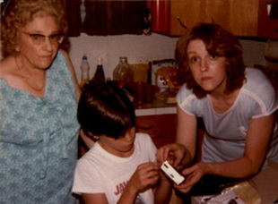 灵异再现? 美女子拍照惊现去世20年曾祖母影像