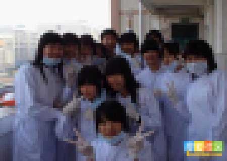 网络惊现卫校女生笑与供解剖儿童尸体自拍 (4