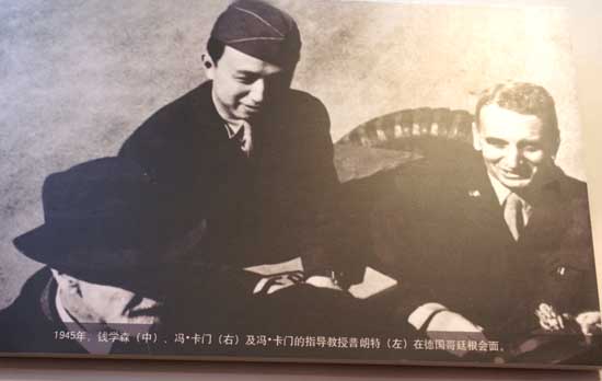 图:1945年钱学森和老师冯卡门在一起