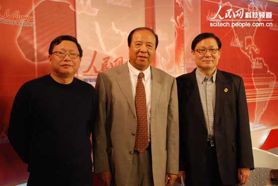 中国土木工程学会理事长谭庆链,秘书长张雁,副秘书长王麟书做客人民网科技频道。实习记者乔舟 摄